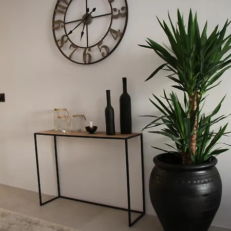 Completely Renovated Large Apt, Amazing Sea Views Apartamento