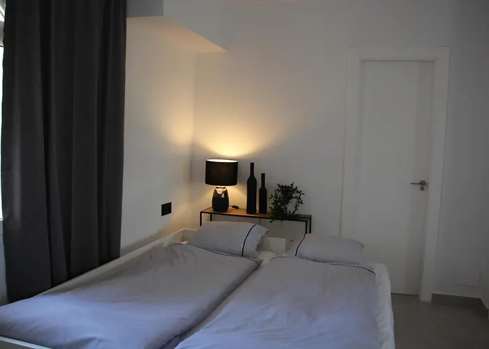 Completely Renovated Large Apt, Amazing Sea Views * ネルハ