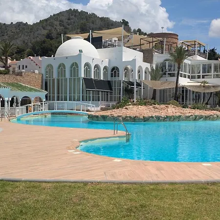 Completely Renovated Large Apt, Amazing Sea Views *