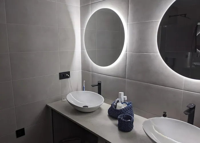 Completely Renovated Large Apt, Amazing Sea Views Apartament